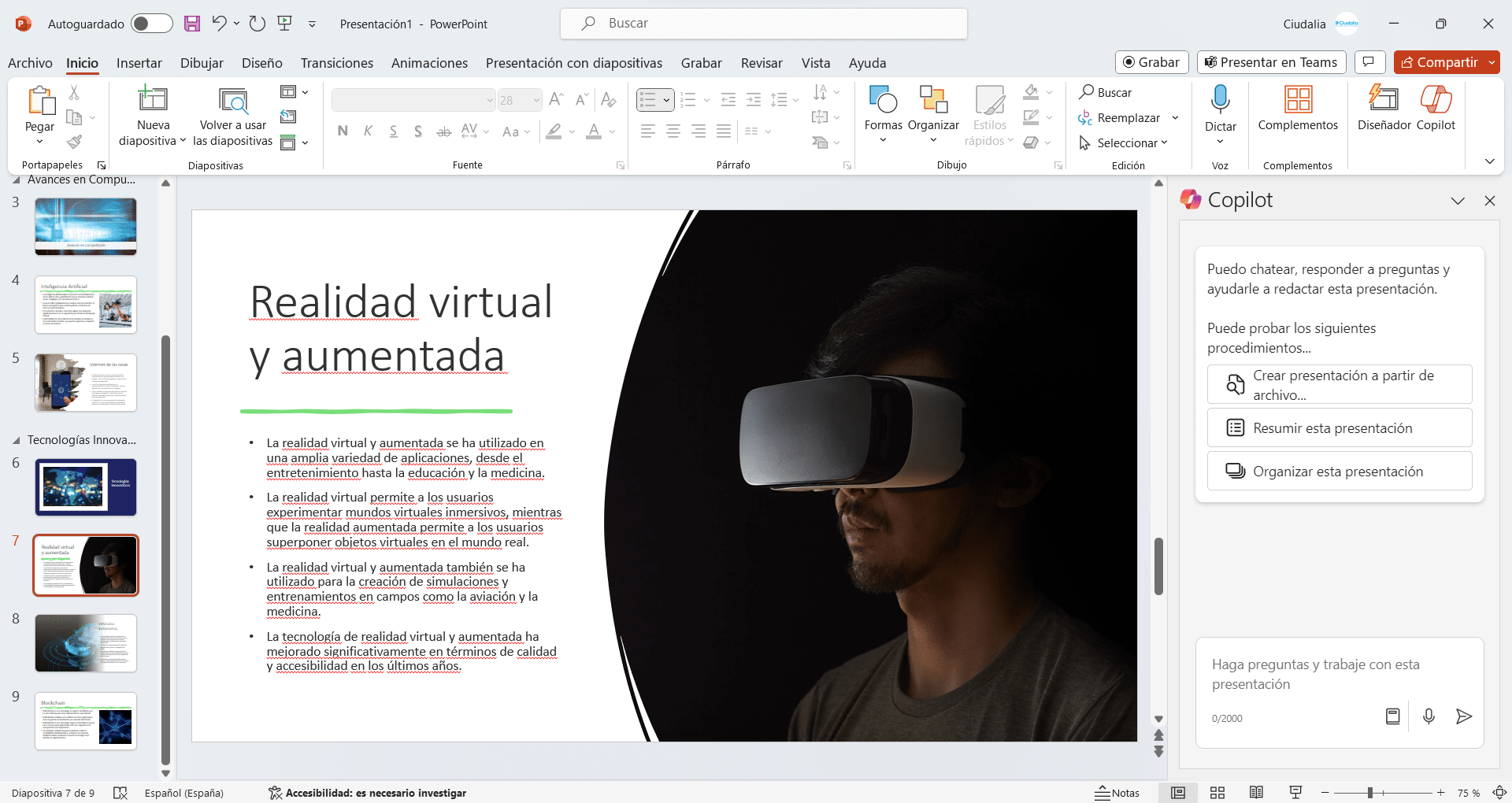 En Microsoft PowerPoint selecciona la opción de **Copilot**